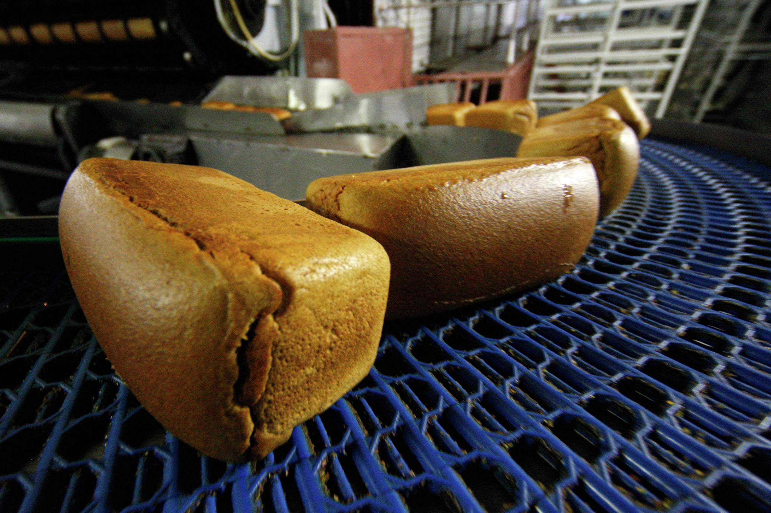 Производство ржаного хлеба. Хлебокомбинат производство черного хлеба. Производство черного хлеба завод. Гхи Хлебная инспекция.